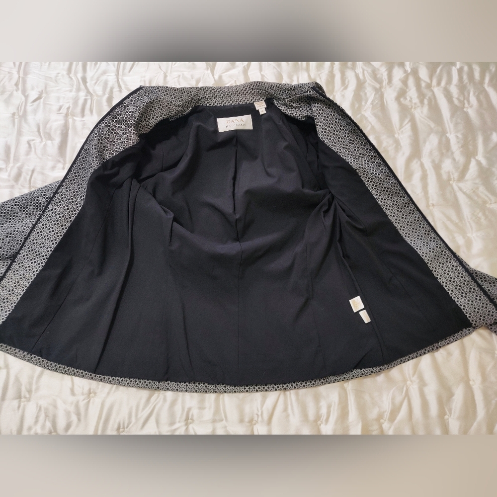 Dana Buchman Zip Front Blazer. - Picture 8 of 8